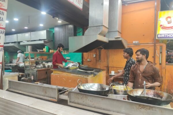 दा पंजाबी रसोई में साफ-सफाई और व्यवस्था के नाम पर खिलवाड़, एक ही कड़ाही में वेज-नॉनवेज, एक ही शौचालय से महिलाएं असुरक्षित…