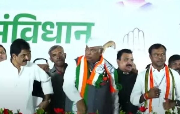रायपुर पहुंचे कांग्रेस अध्यक्ष खड़गे, कांग्रेसियों ने गर्मजोशी से किया स्वागत, जवान, संविधान सभा में हुए शमिल …