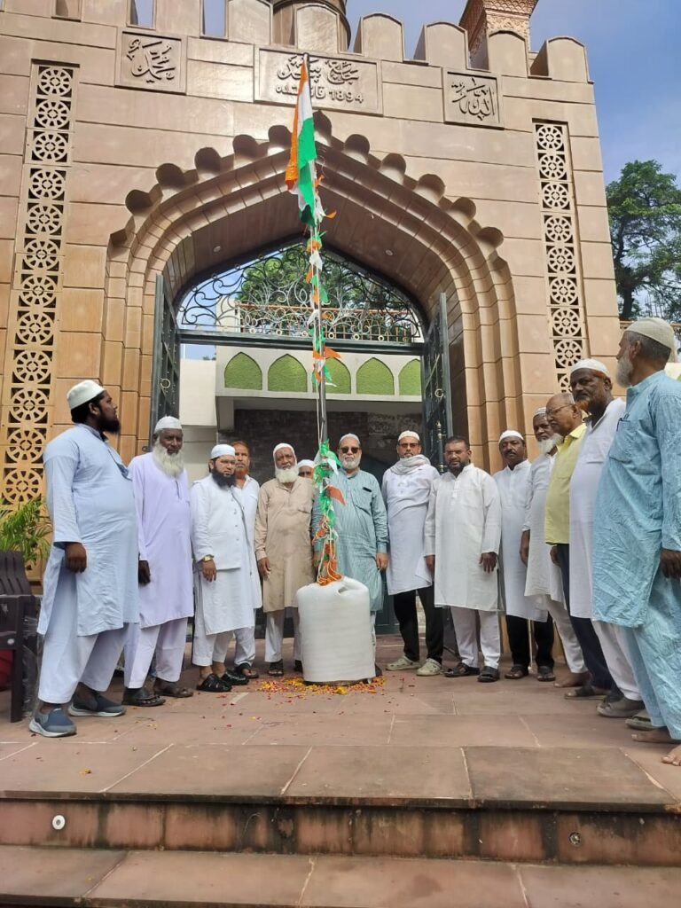 डाॅ.सलीम राज कार्यालय, छ.ग.राज्य वक्फ बोर्ड व अन्य वक्फ संस्थानों पर किया ध्वजारोहण…