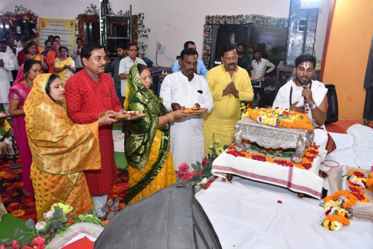 गुढ़ियारी में श्री कथा ज्ञान यज्ञ भव्य शोभा यात्रा और प्रवचनों से गुंजायमान हुआ परिसर…